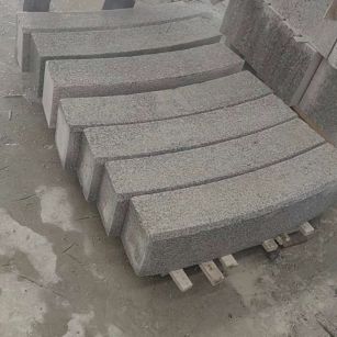 黑龙江芝麻白弧形路牙石