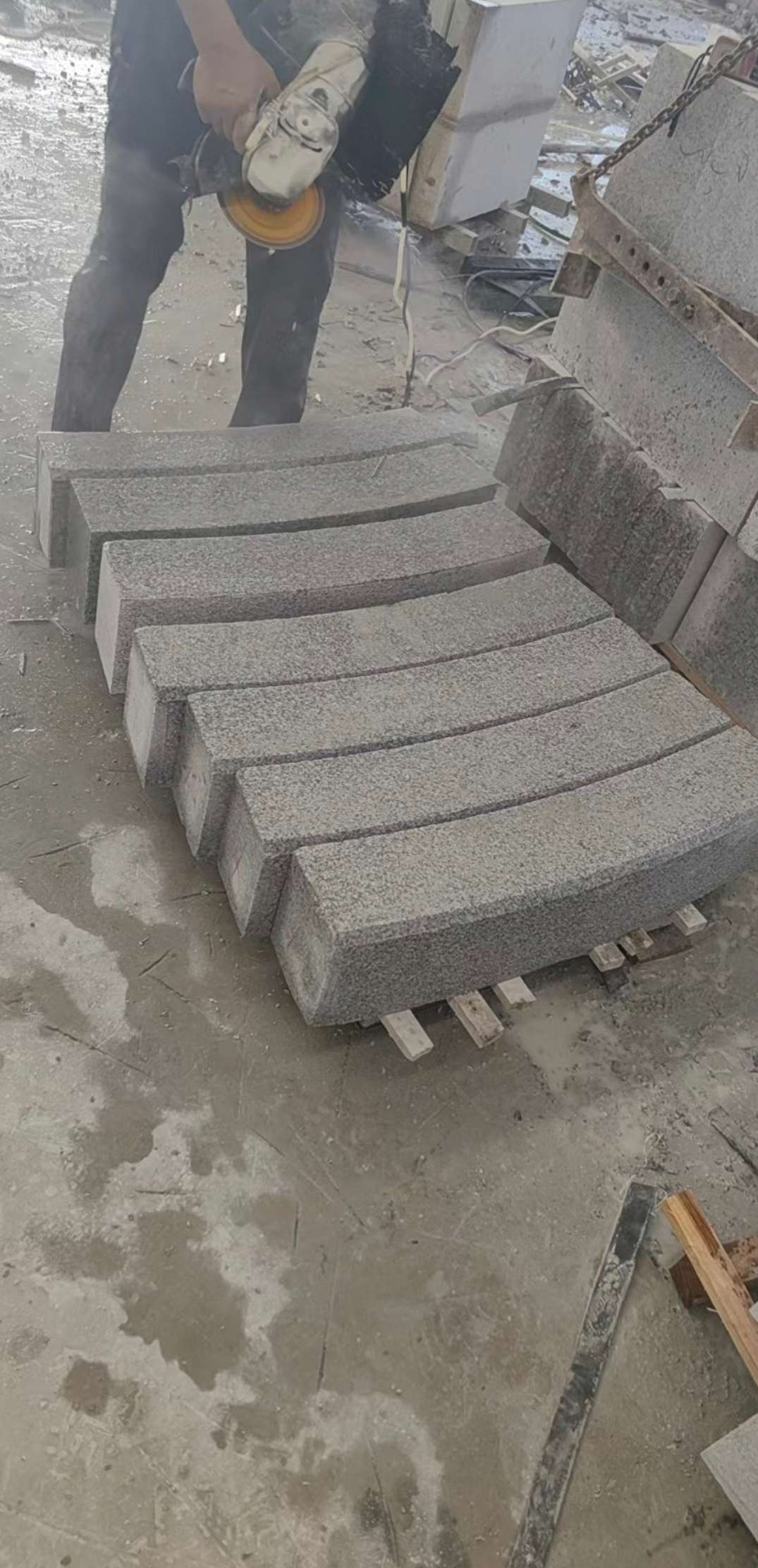 黑龙江芝麻白弧形路牙石