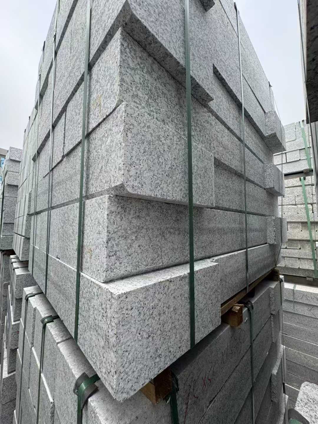 黑龙江芝麻白路牙石 马路牙子